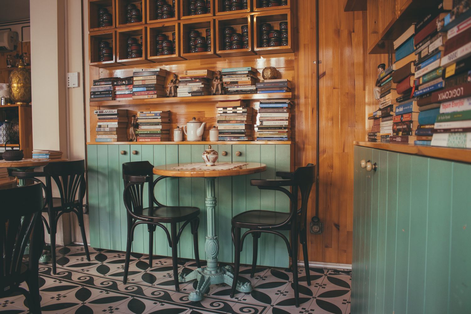 Café-Interieur mit Regalen und gemütlicher Sitzecke
