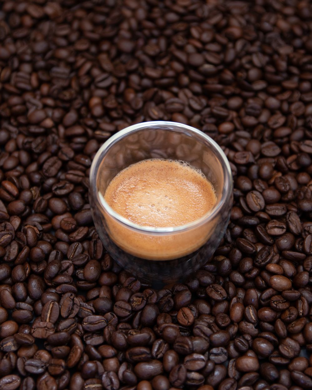 Espresso mit Kaffeebohnen